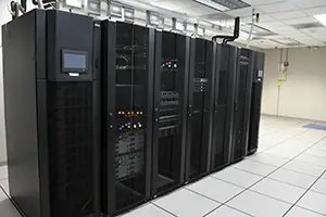 Vue intérieure d’un data center alimenté par des énergies renouvelables, illustrant un hébergement web éco-responsable et performant.