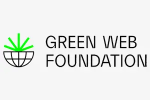 Panneaux solaires et éoliennes alimentant des serveurs d’hébergement écologique pour sites internet durables.